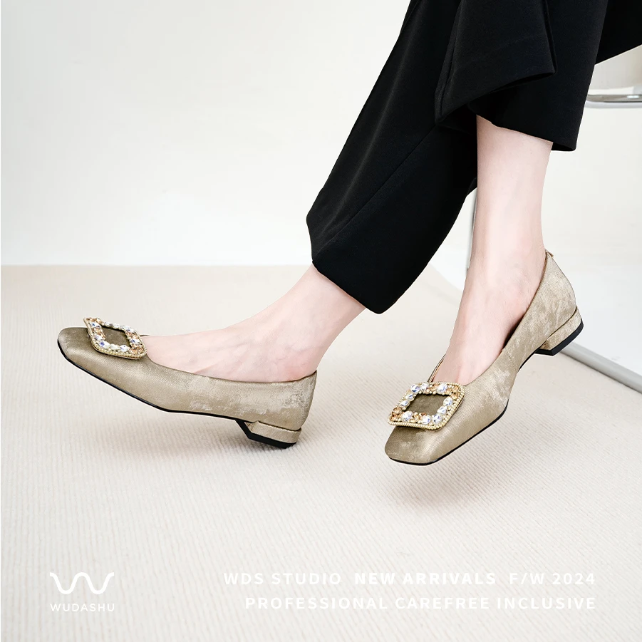 吴大叔2024秋季爆款时尚方头单鞋轻奢平底中国风水钻方扣百搭大码