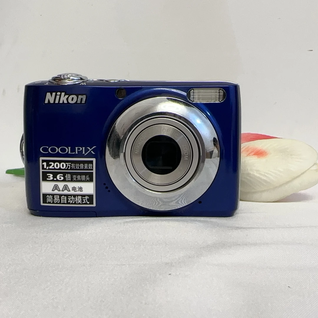 尼康数码ccd相机 伸缩式镜头 自备可充电五号电池