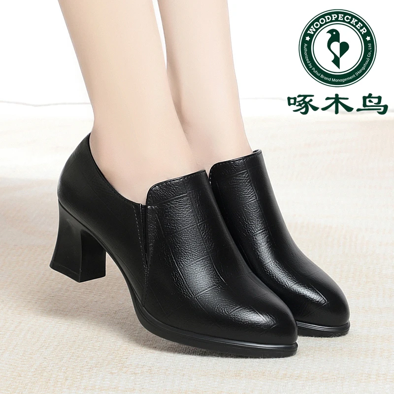 啄木鸟春秋新款妈妈鞋中年女士皮鞋粗跟秋季深口单鞋中跟舒适皮鞋