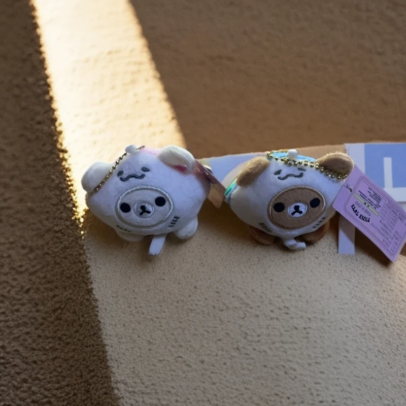 轻松熊变装挂件带牌无胶粘部位全部线缝合。