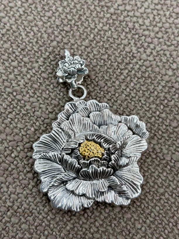 吊坠足银 云南寸家银饰 足银999纯手工錾刻嵌金牡丹花吊坠复古款
