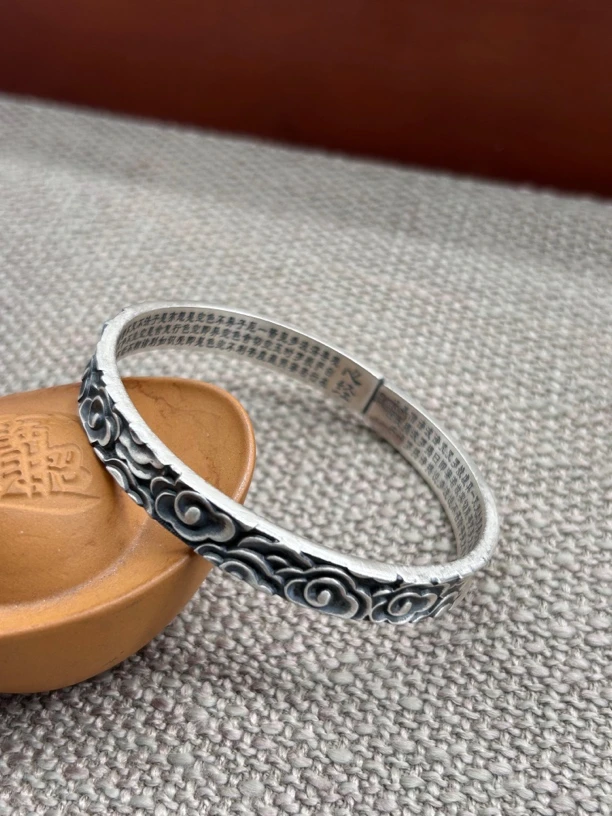 足银手镯 云南寸家银饰 足银999雪花银《祥云心经》手镯窄版做旧款