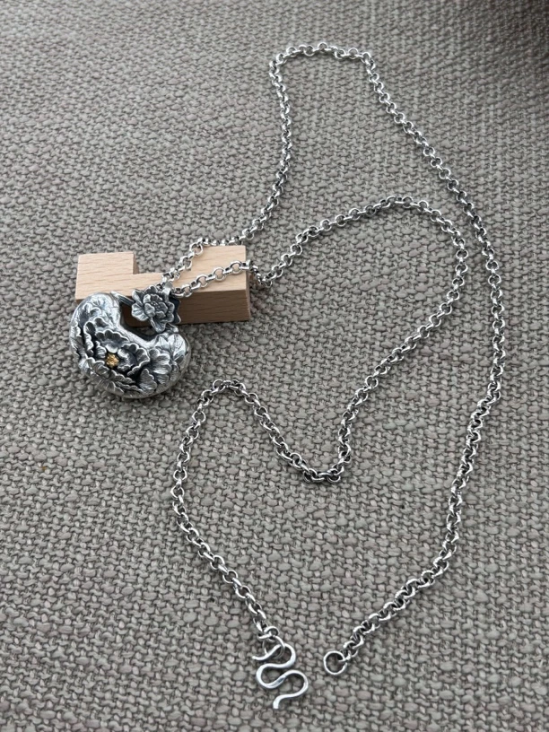 坠链均足银 云南寸家银饰足银999纯手工嵌金牡丹花锁包项链套装