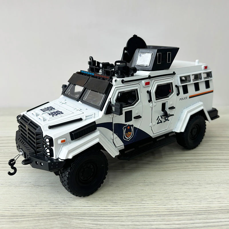 合金装甲车模型带声效1比24橡胶避震轮18处开门喇叭可按收藏礼物