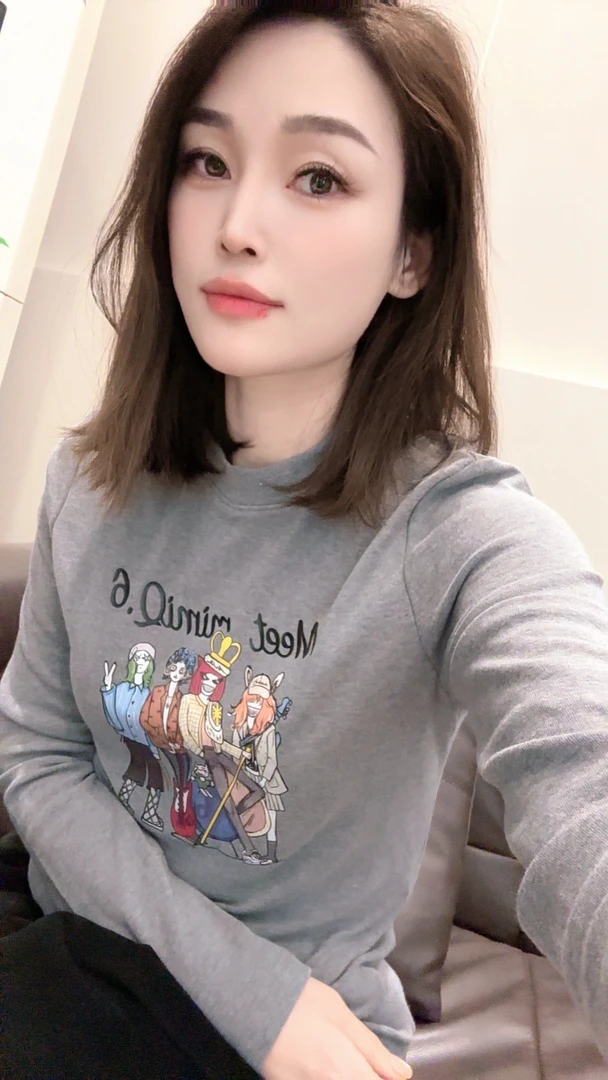 23330秋冬高品质人物印花修身百搭长袖T恤