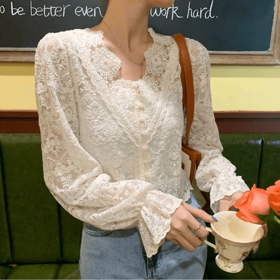 法式洋气v领内搭蕾丝上衣女重工刺绣花设计喇叭袖打底蕾丝打底衫