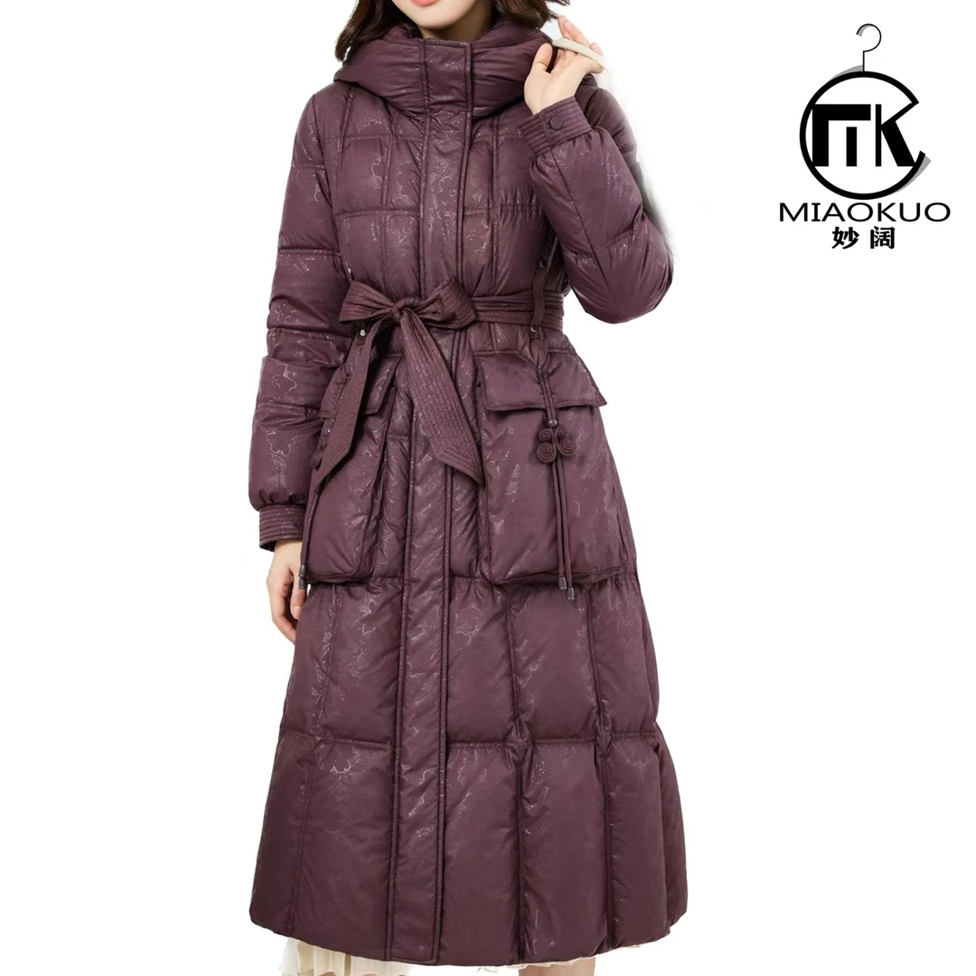 37-033#复合压花纹高定中国结吊坠原创设计感连帽90白鸭绒羽绒服