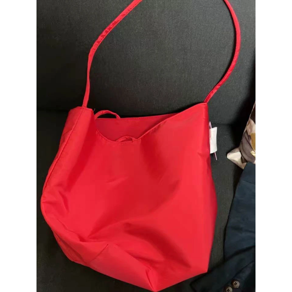 男女通用包包女2024新款尼龙布单肩腋下水桶包红色小众时尚托特包