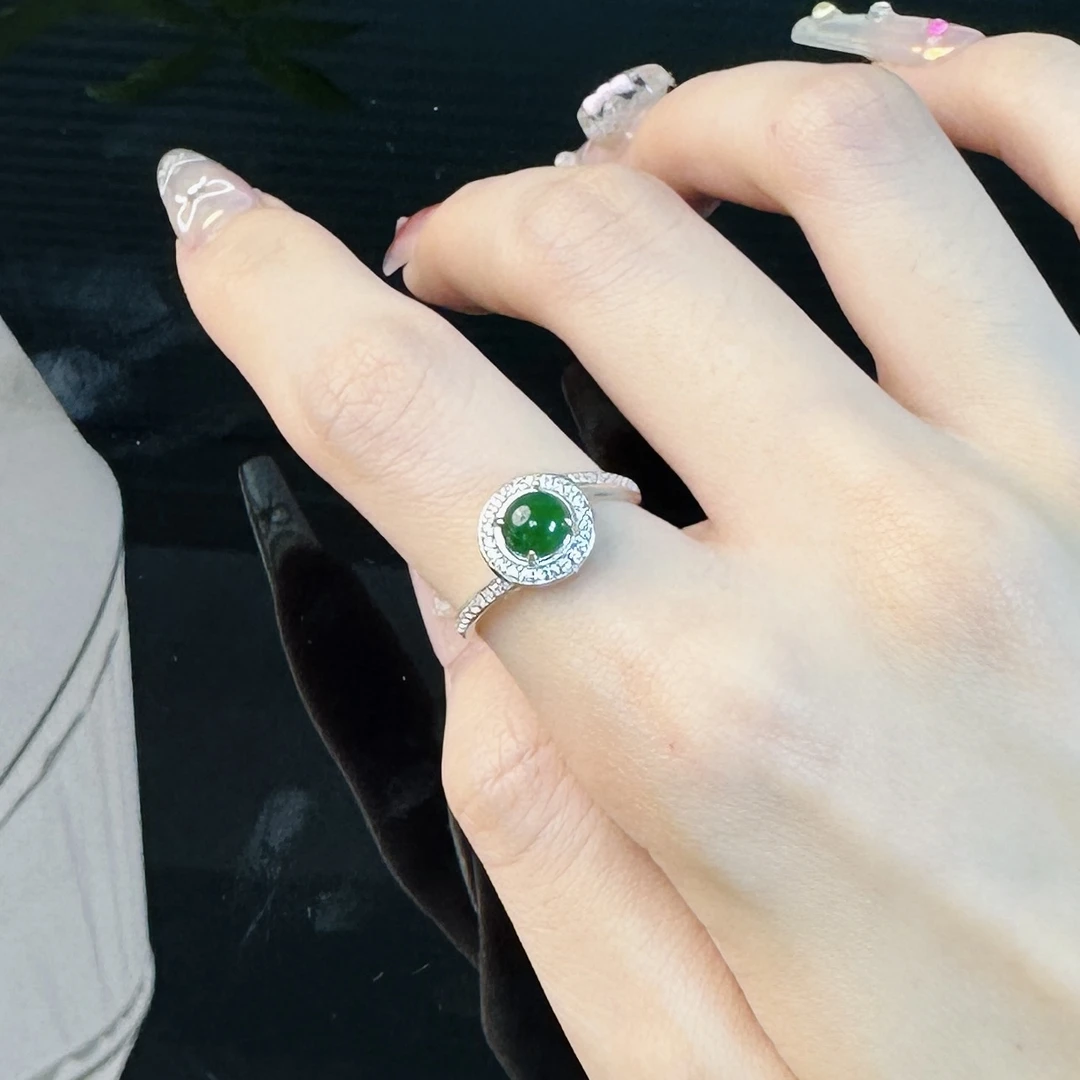 天然翡翠A货冰种阳绿蛋面戒指925银镶嵌满色辣绿色玉石指环女简约