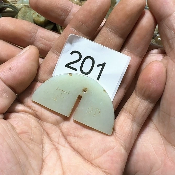 和田玉（糖玉）颈饰未镶嵌腾****龙