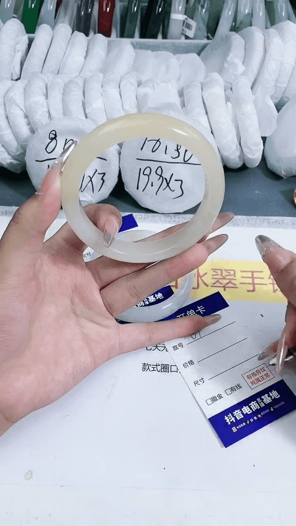 【闪购商品】石英质玉手镯未镶嵌67-63-64