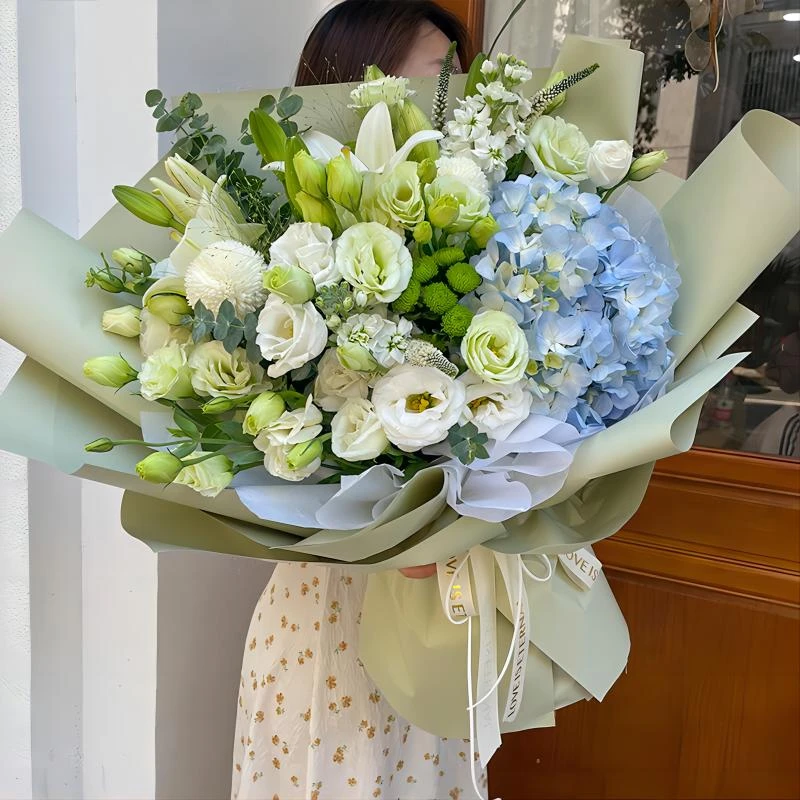 【春意盎然】6朵白百合1朵蓝色绣球 2朵白色乒乓菊白绿桔梗 鼠尾草