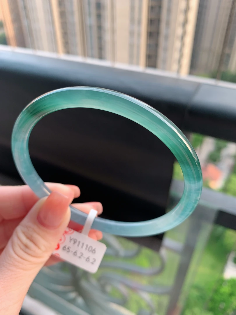 明星同款高冰蓝底飘绿大圈口64/65圈天然翡翠A货冰玻底起光美人镯