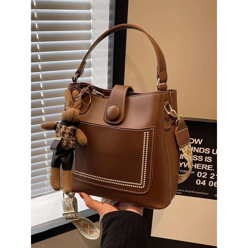 秋冬爆款大容量包包女斜挎包百搭女士宽带水桶包洋气时尚通勤肩包