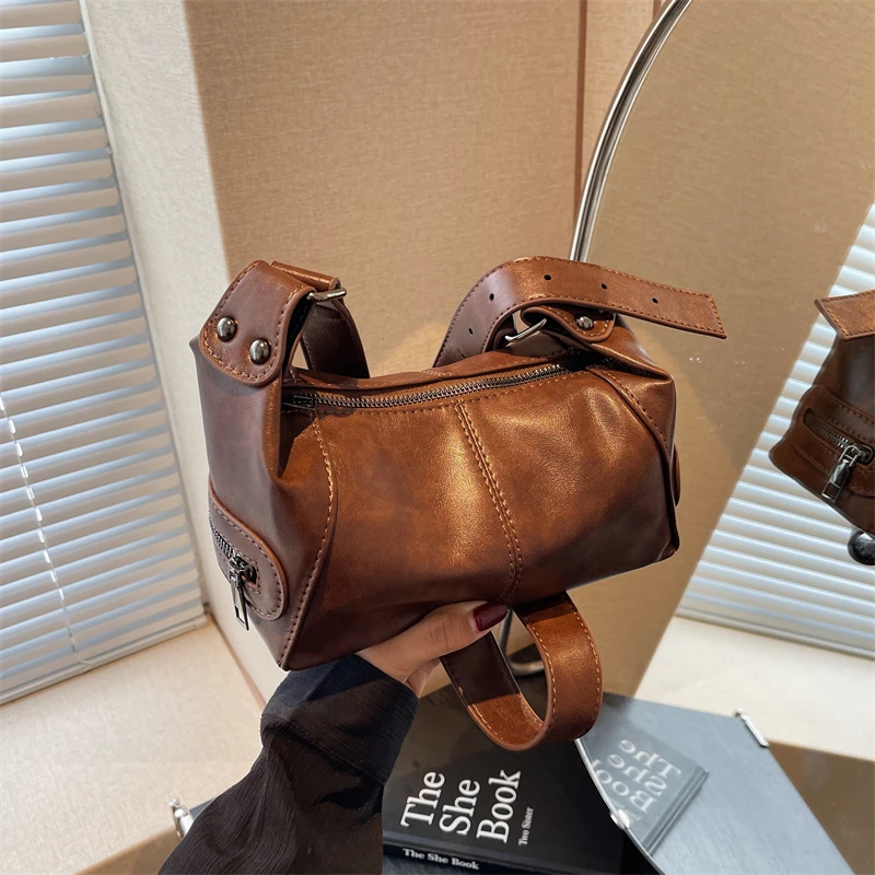 今年流行小包包女秋冬百搭2024新款时尚复古休闲宽带单肩包斜挎包