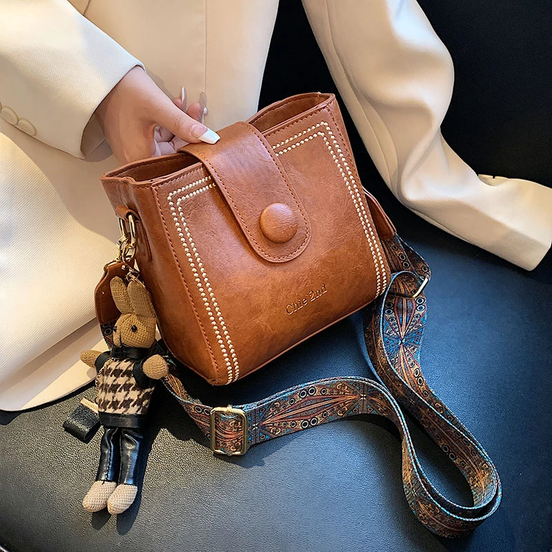 斜挎包女百搭简约水桶包包女款爆款2023新款正品夏季大容量单肩包