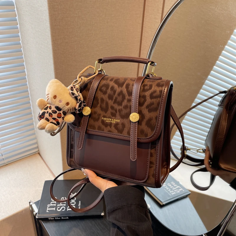 超火小众豹纹包包女2024新款秋冬季百搭双肩斜挎包精致洋气小书包