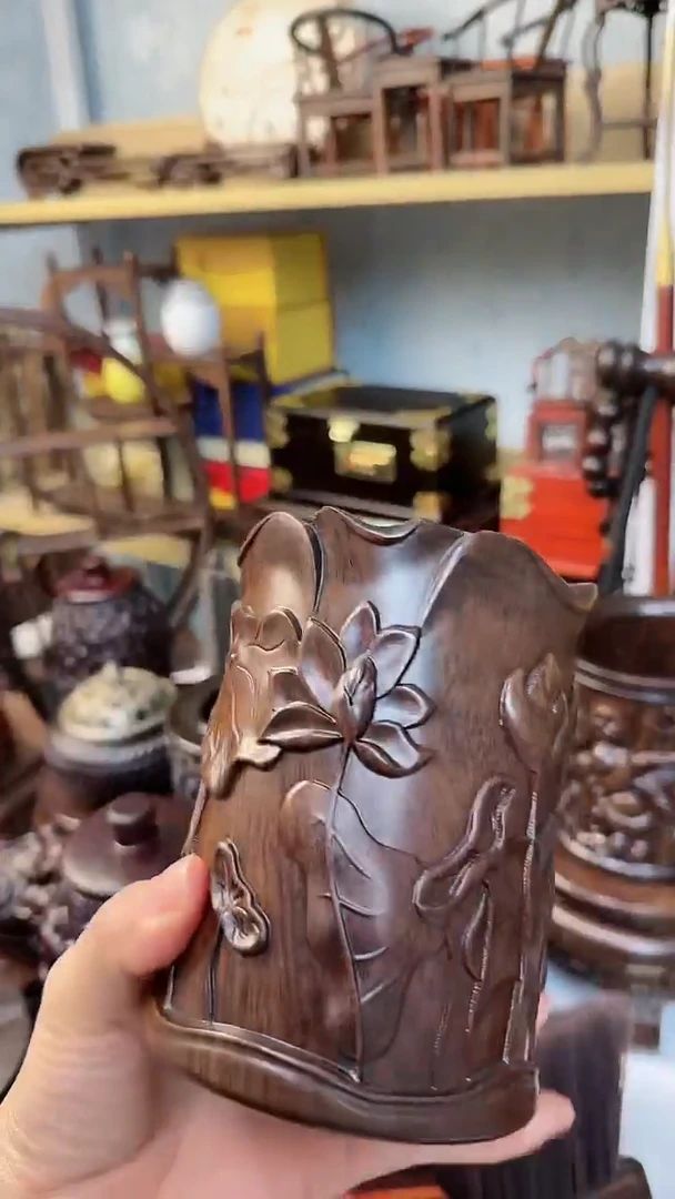 【闪购商品】红贵宝木雕荷花笔筒