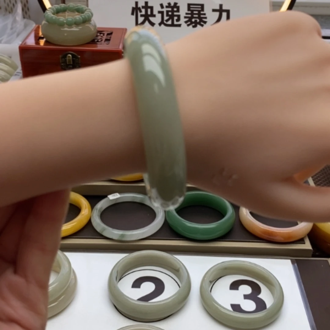 【闪购商品】石英质玉手镯未镶嵌伊***吖56