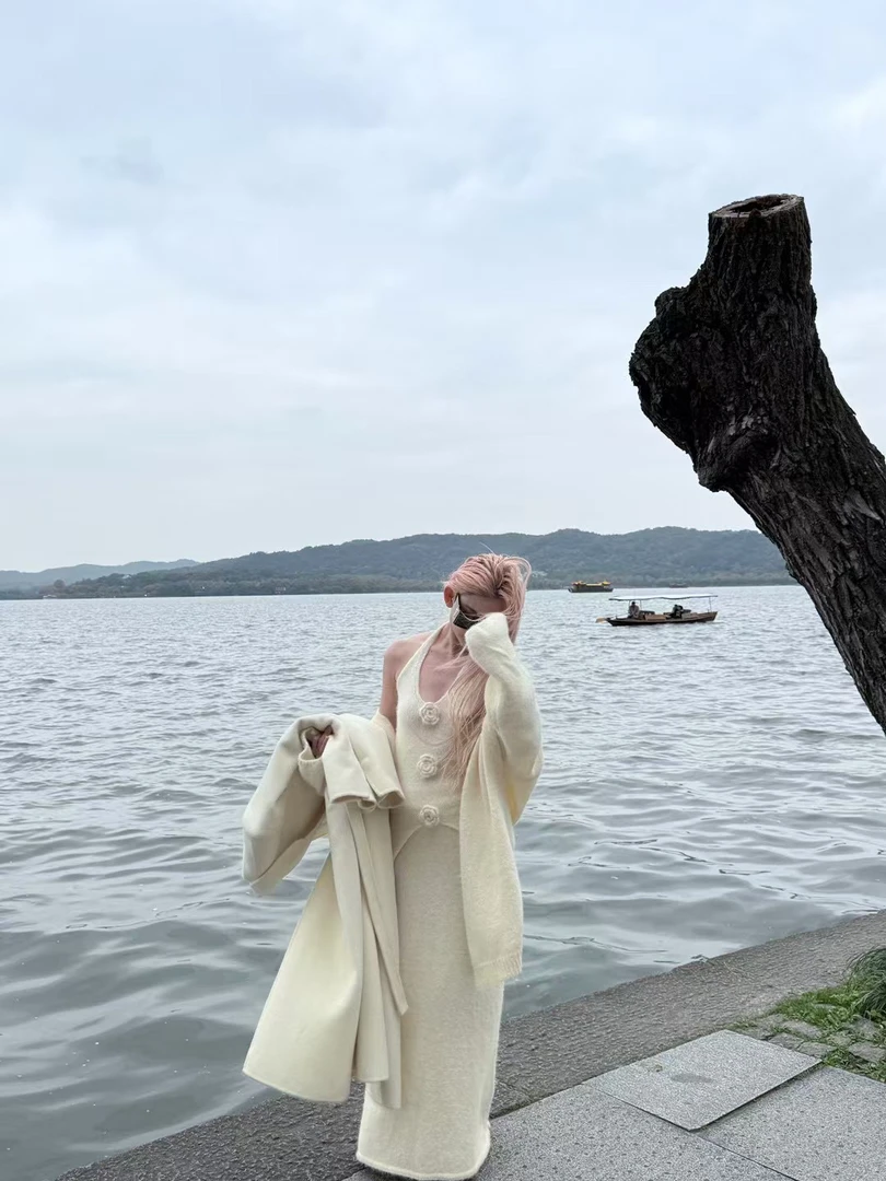 设计款白色大衣带腰带