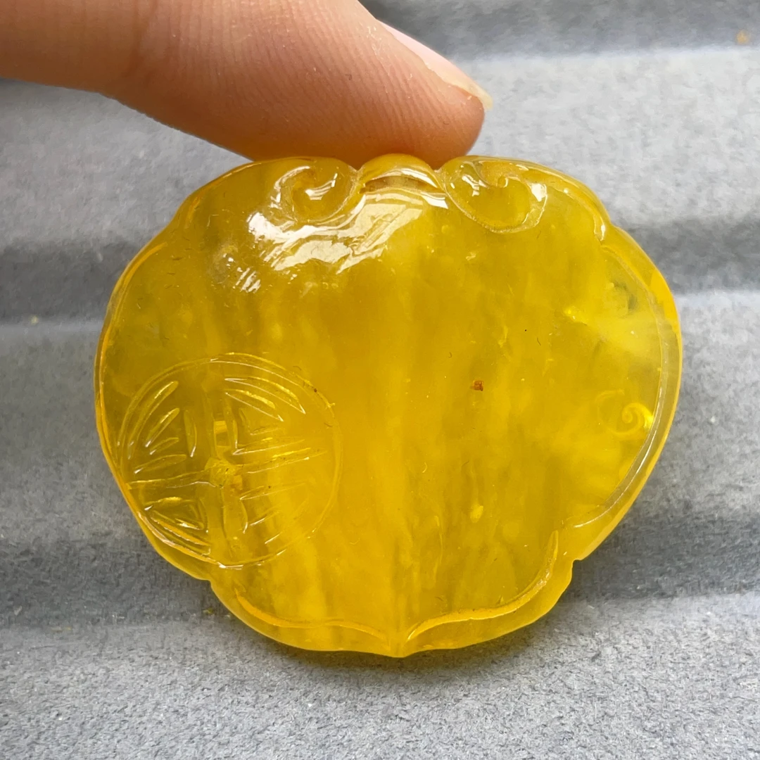 鸡油黄瑕疵蜜蜡吊坠，37×31×12（200号）