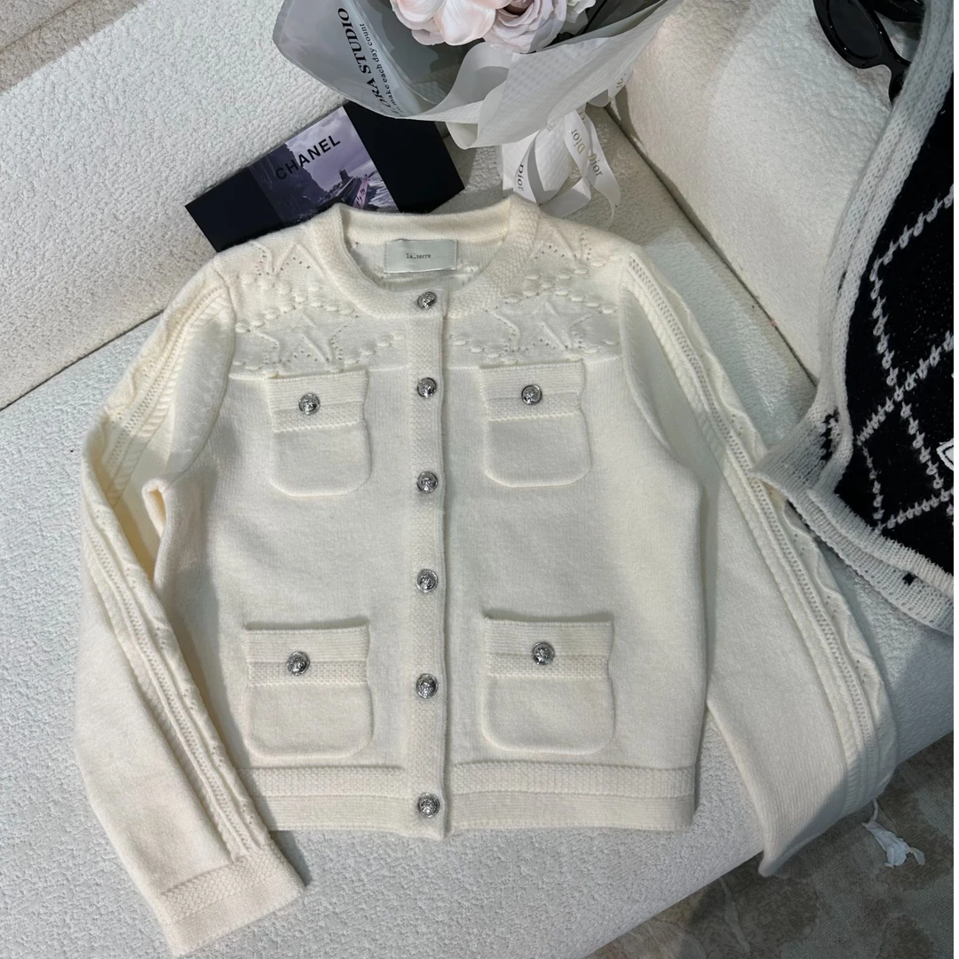 【是你大大钱】24ss星星银色纽扣立体浮雕圆领毛衣开衫