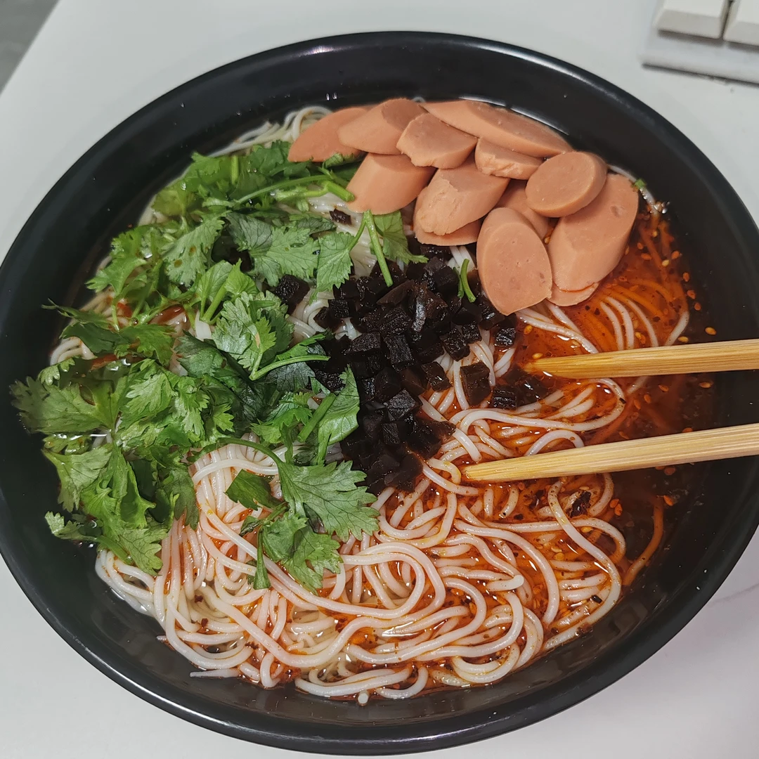 沛县新孔庄矿冷面 排队吃的冷面 每天卖完200碗回家 来晚都吃不到