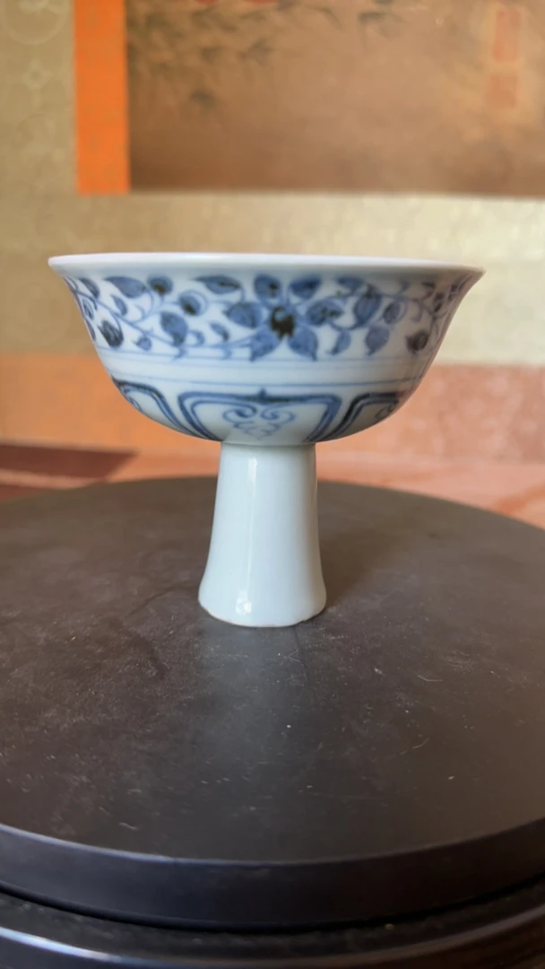 青花缠枝莲花卉高脚碗