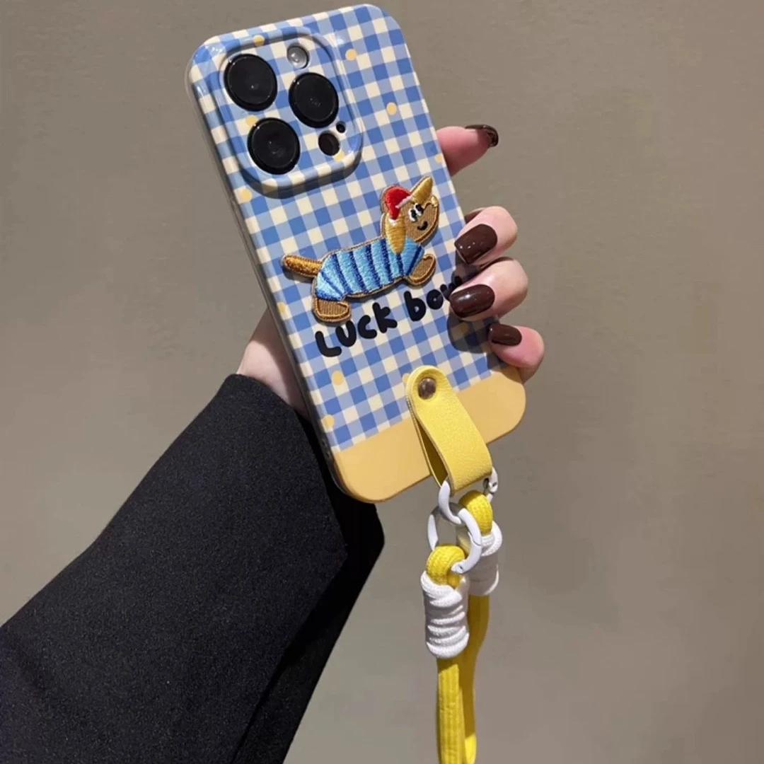 日韩格子刺绣腊肠狗手腕带苹果15promax手机壳iPhone14新13斜跨女