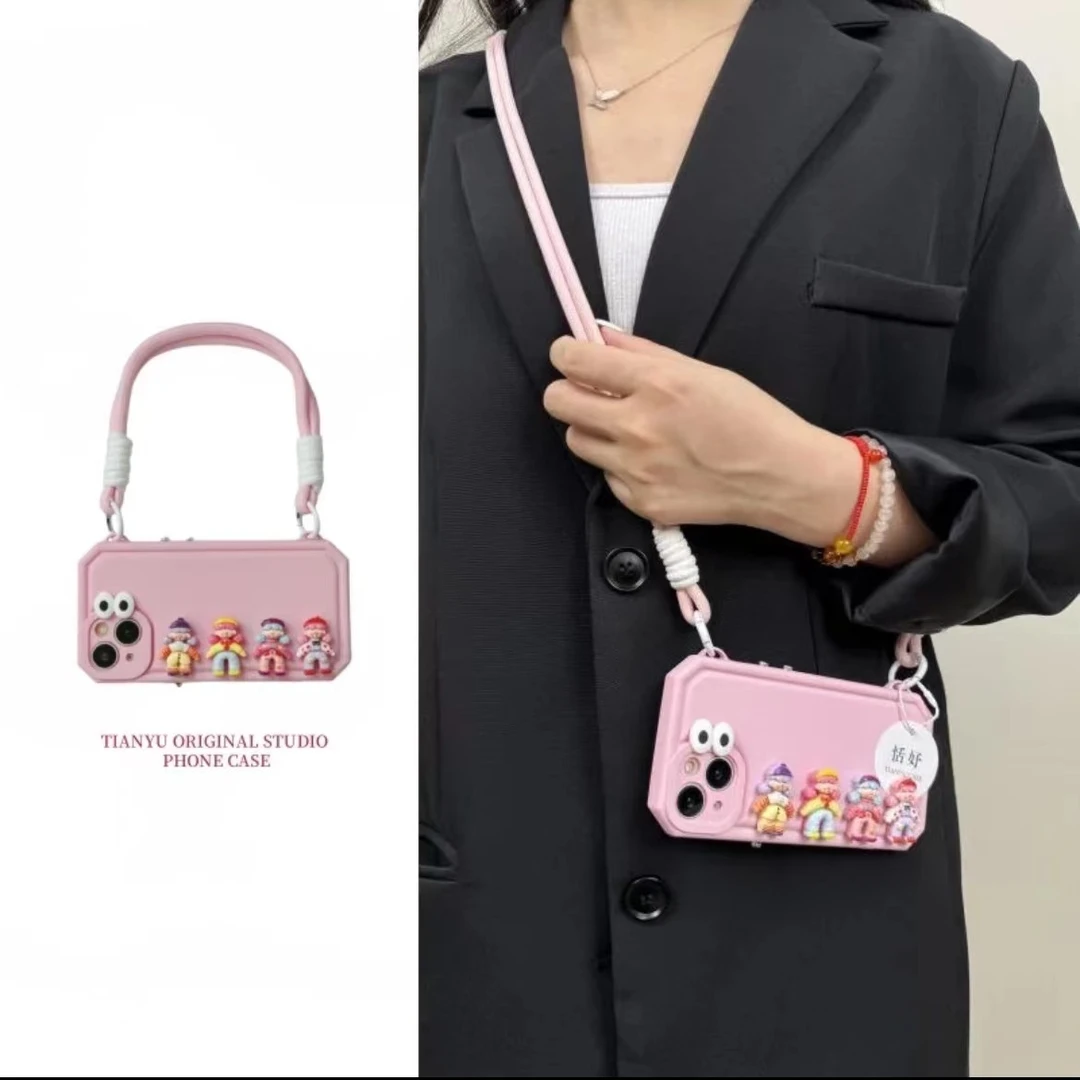 少女粉女孩公仔适用于iphone15promax手机壳苹果13/14pro斜挎绳15
