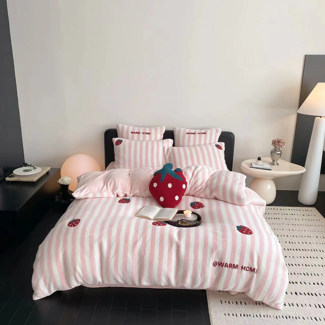 小玲子 草莓酱-粉 冬季加厚牛奶绒刺绣三件套四件套 小清新可爱风