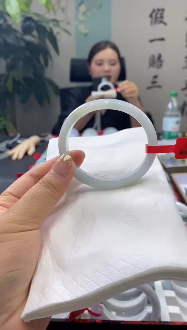 【闪购商品】翡翠手镯未镶嵌多人05639