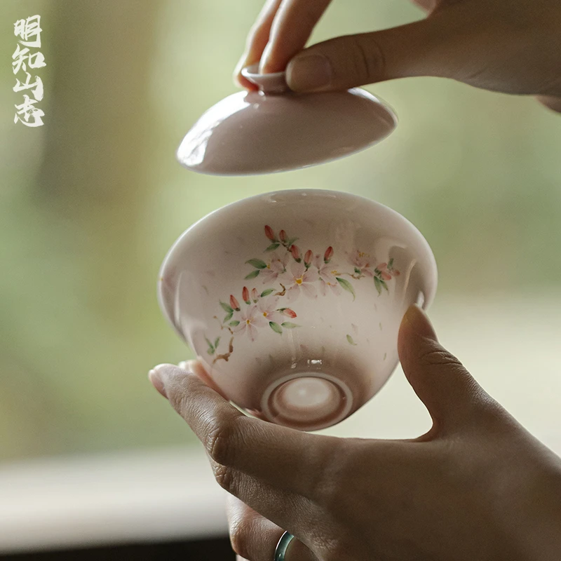 明知山志-苍烟红-桃开含笑-知隐盖碗精工手绘釉下彩白瓷中式