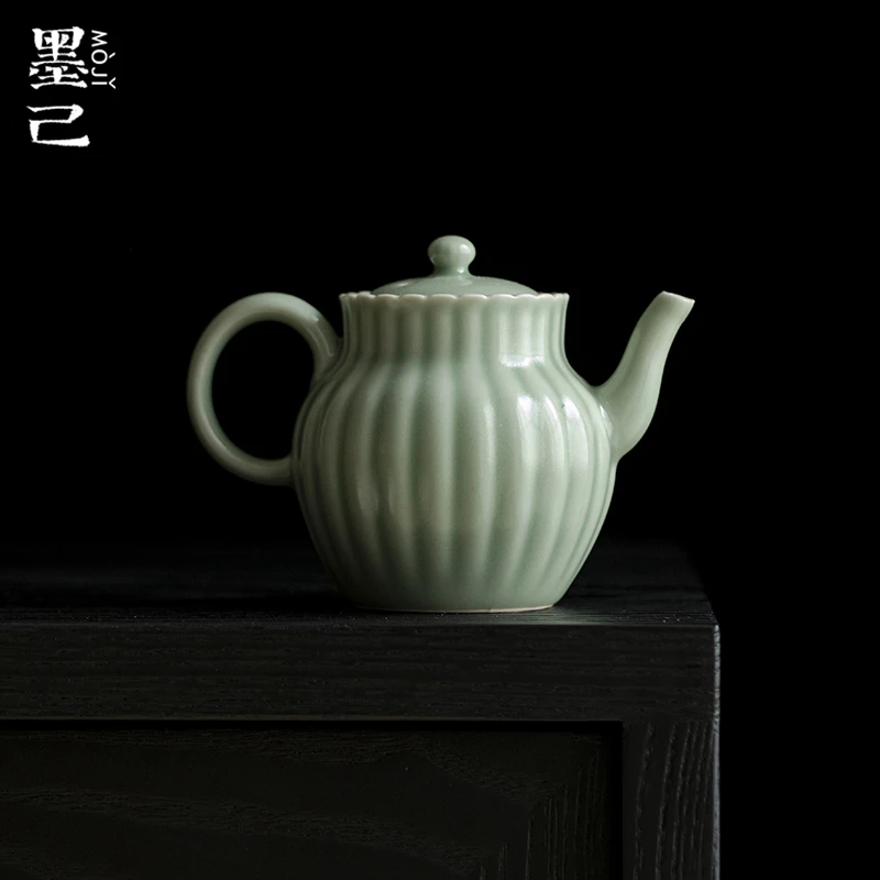 墨己豆青汝釉-筋纹菊瓣茶壶