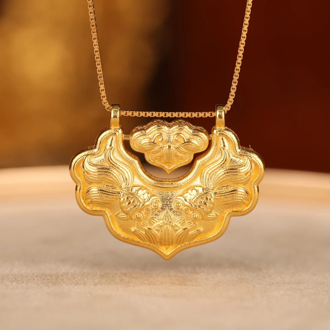 【来福】18k金古法黄金手工錾刻如意锁金锦鲤锁年年有鱼吊坠/不含链