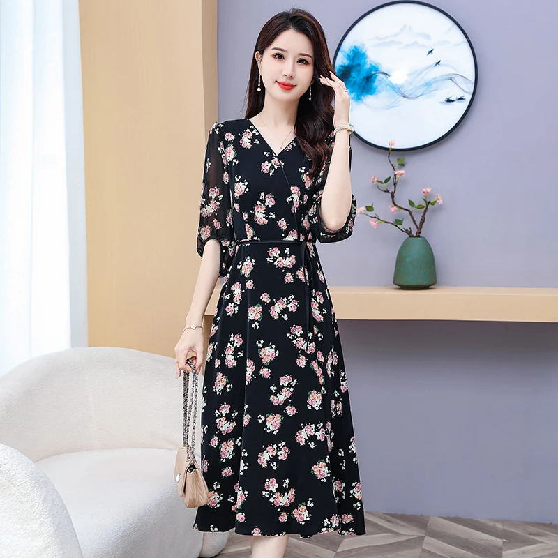 2025新款时尚洋气妈妈装气质碎花连衣裙女清凉透气收腰显瘦裙子夏