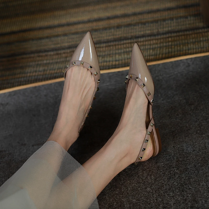 高货系列~铆钉凉鞋女2024年夏季尖头漆皮平底鞋包头一字扣女鞋