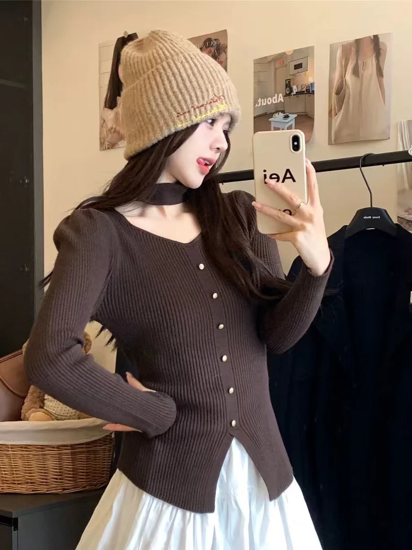 美拉德棕色设计感锁骨挂脖针织长袖毛衣女秋冬修身显瘦上衣打底衫