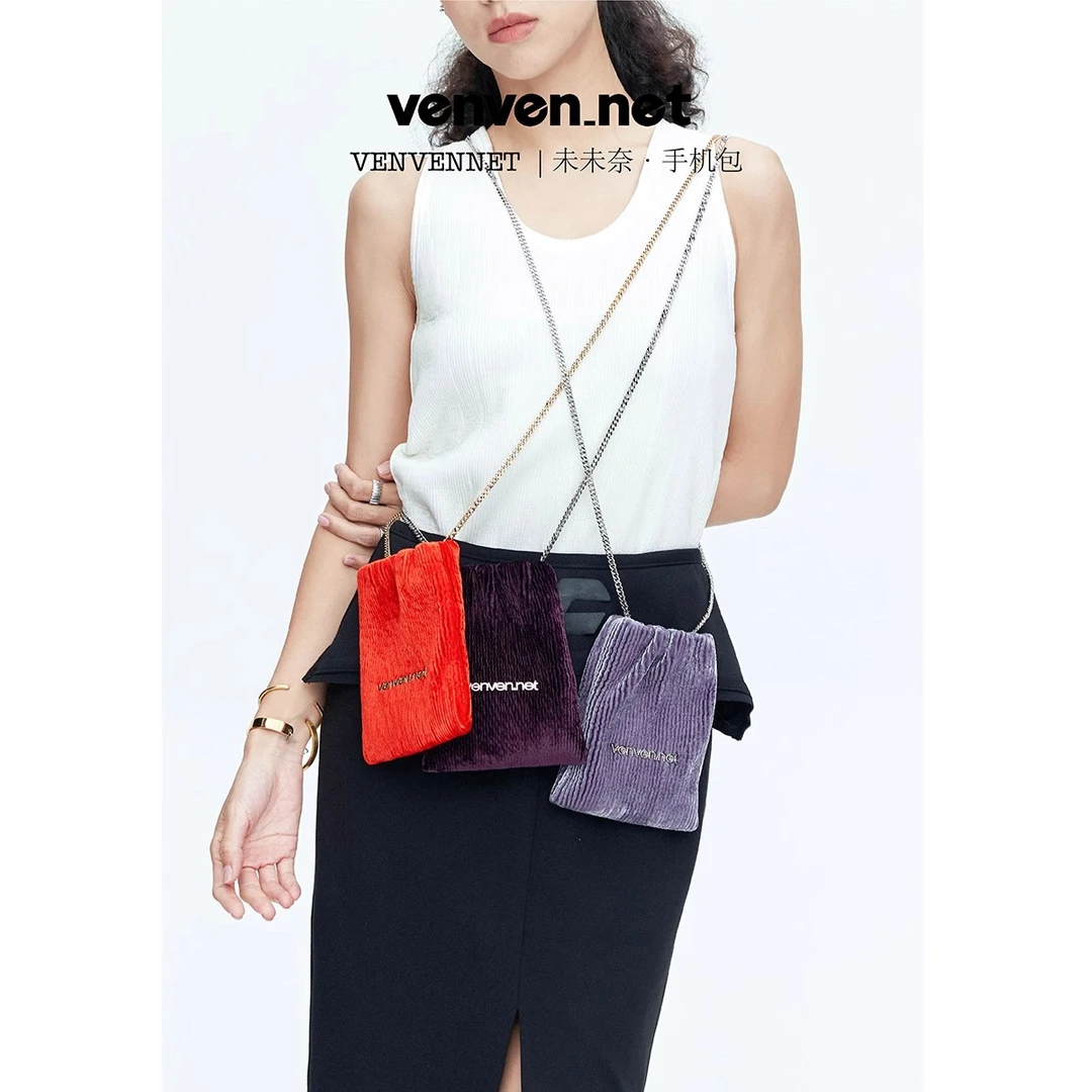 Venvennet未未奈Logo手机包斜挎包秋冬丝绒多巴胺红色简约质感