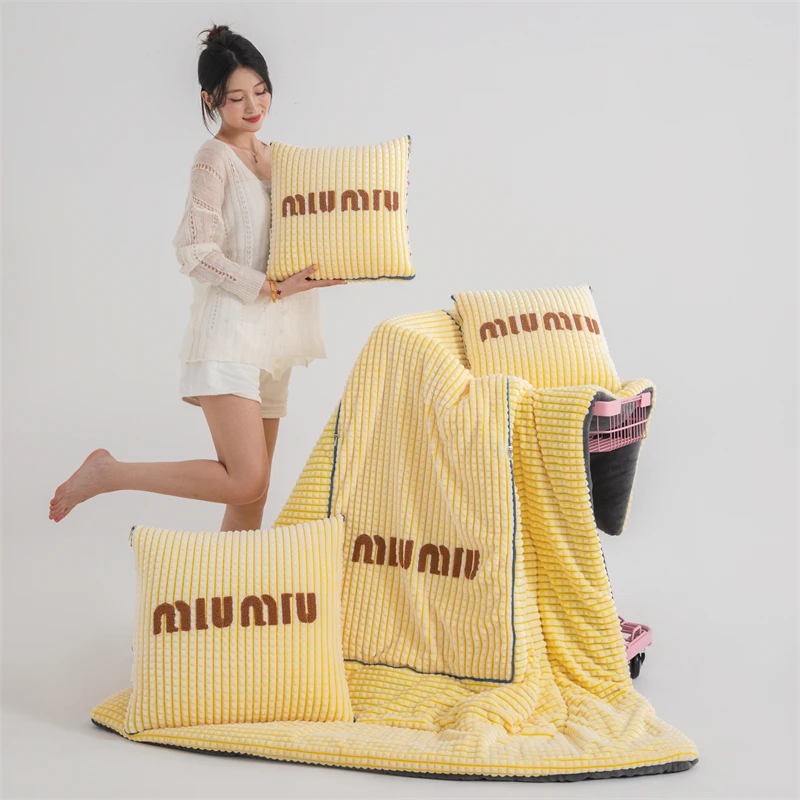 牛奶绒多功能抱枕被车载两用午睡折叠被加厚双面靠垫被简约2024冬