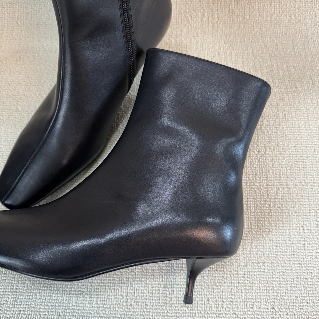 时尚简约休闲百搭女士方头单根4cm胎牛皮黑色极简风时装靴方头