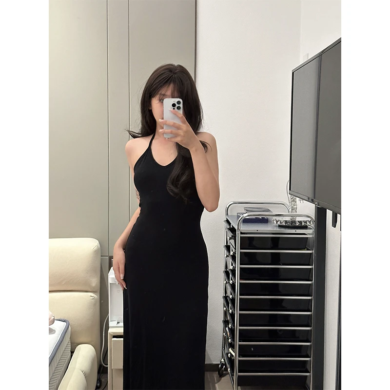 2023早秋新款法式挂脖黑色小众高级感中长裙气质过膝针织连衣裙女