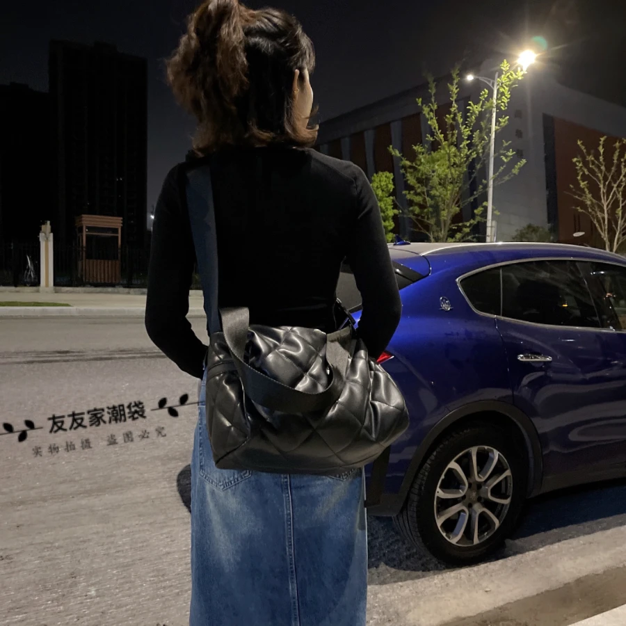 服装界的搭配W大号斜挎包时尚百搭轻便斜跨