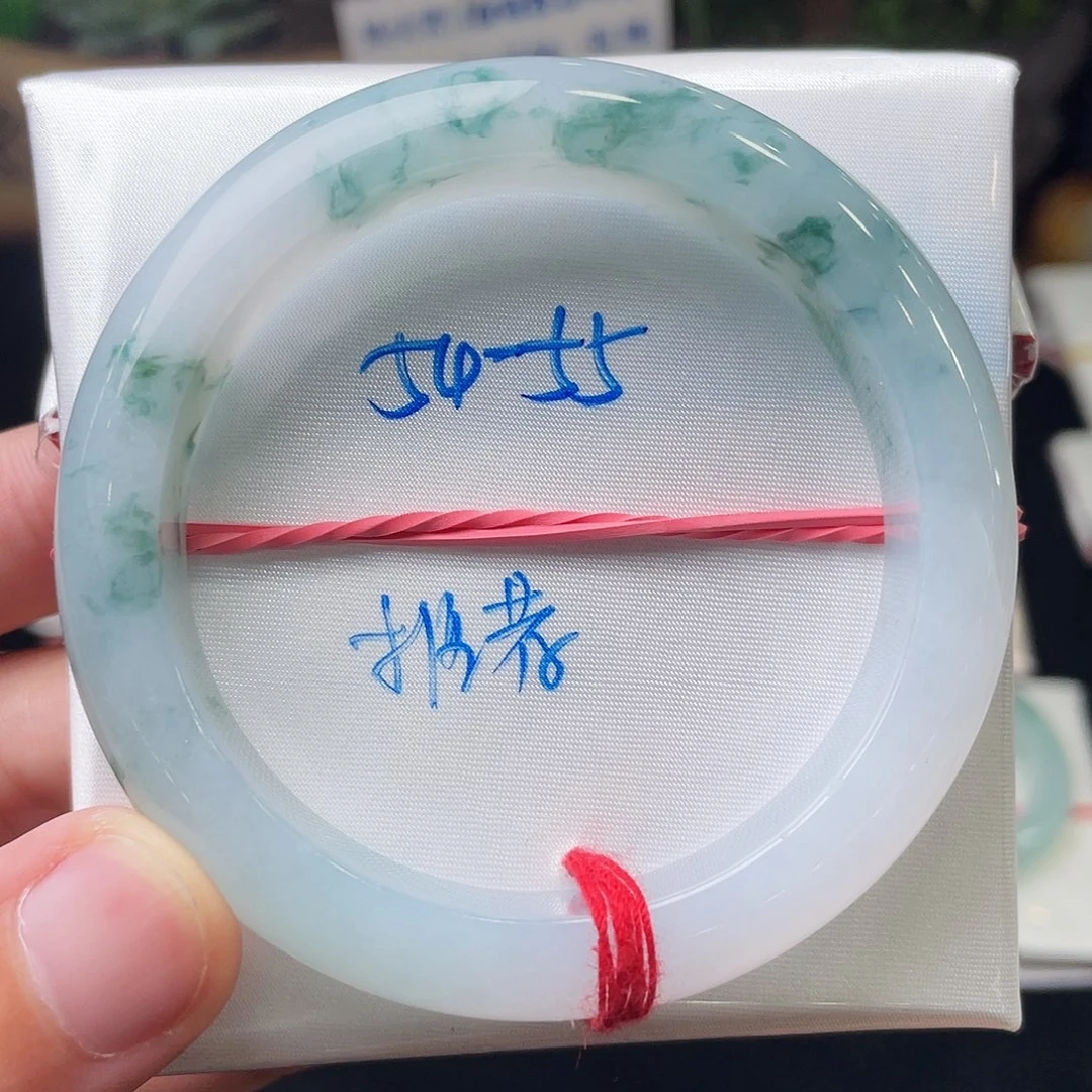 翡翠手镯未镶嵌翡翠手镯