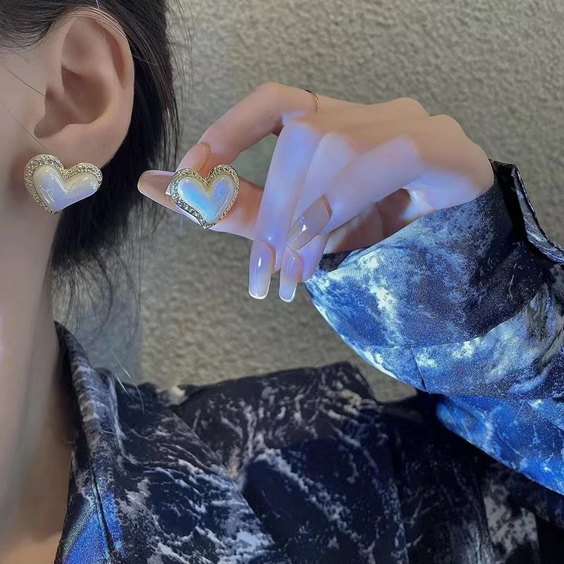铜合金耳饰 扭曲爱心耳环女感高级轻奢网红耳钉新款潮N0097
