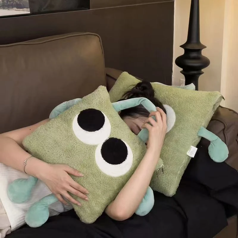 抱枕被两用多功能枕头办公室可提可背便捷午睡车载毛毯大眼卡通