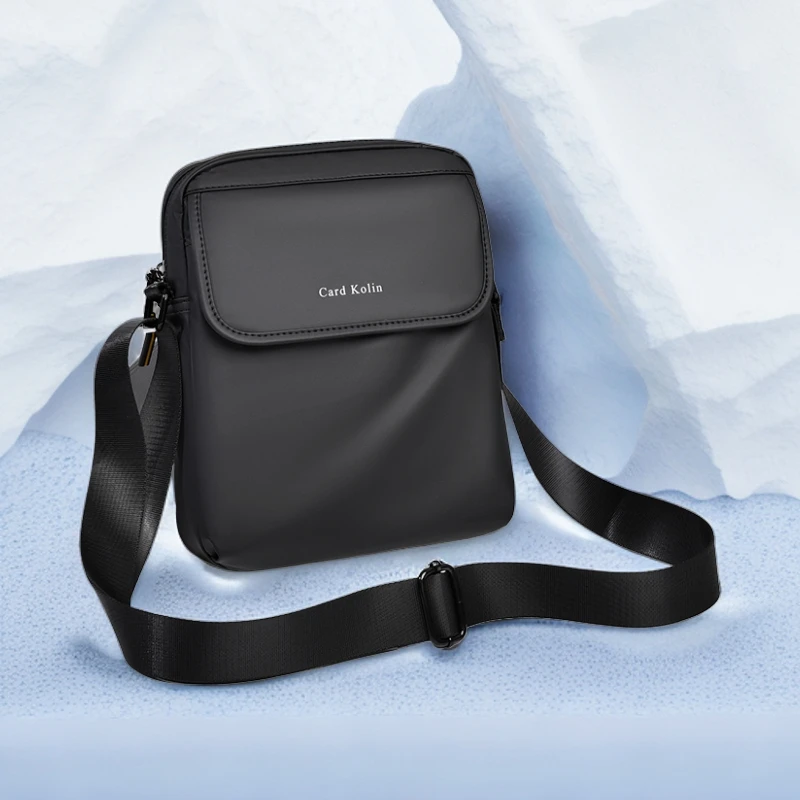 时尚男士单肩斜挎包休闲潮流竖款百搭男士包包简约防水轻便小包包