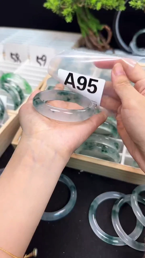 【闪购商品】石英岩玉手镯未镶嵌A95