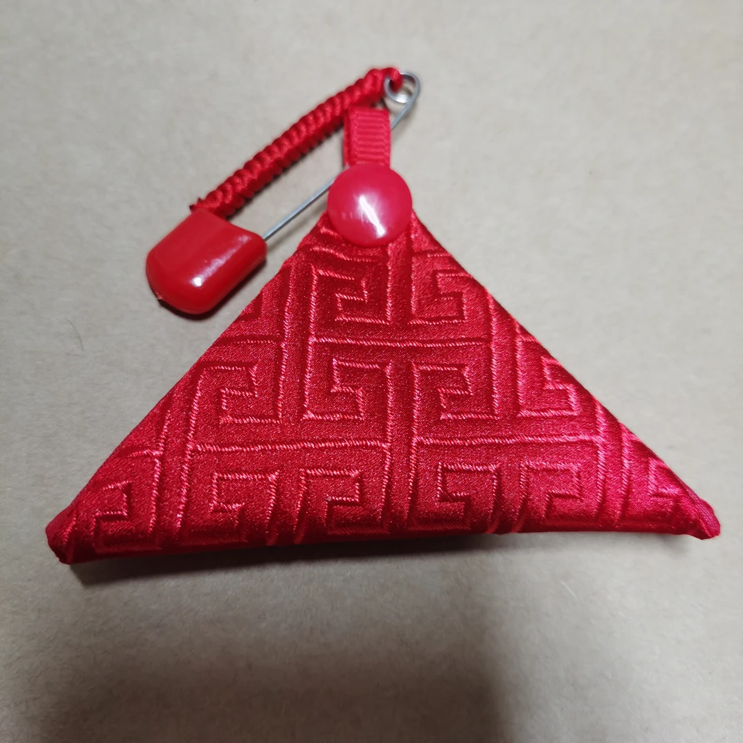 T岁创意大红色三角福袋手工艺品挂件可调节项绳