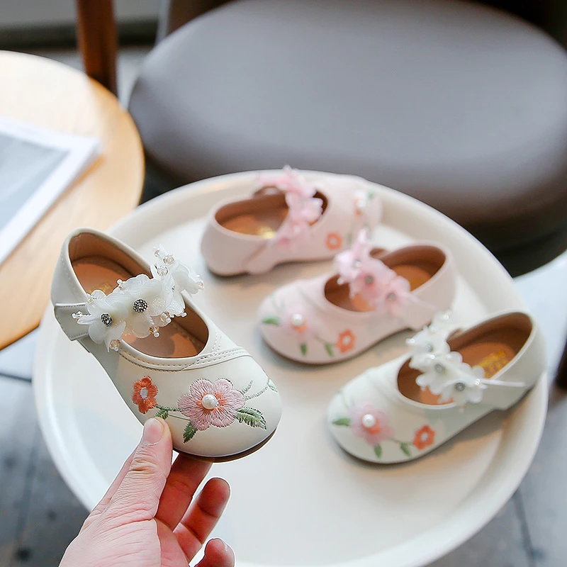 6112夏日新款时尚软底国风女宝绿叶鲜花朵汉服绣花单鞋